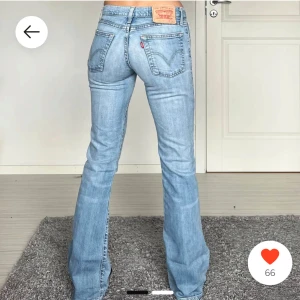 Ljusblå bootcut jeans från Levi's - Hej! Söker dem här Levis  jeansen i storlek s/36. Skriv gärna om ni har ett par som ni kan sälja.❤️