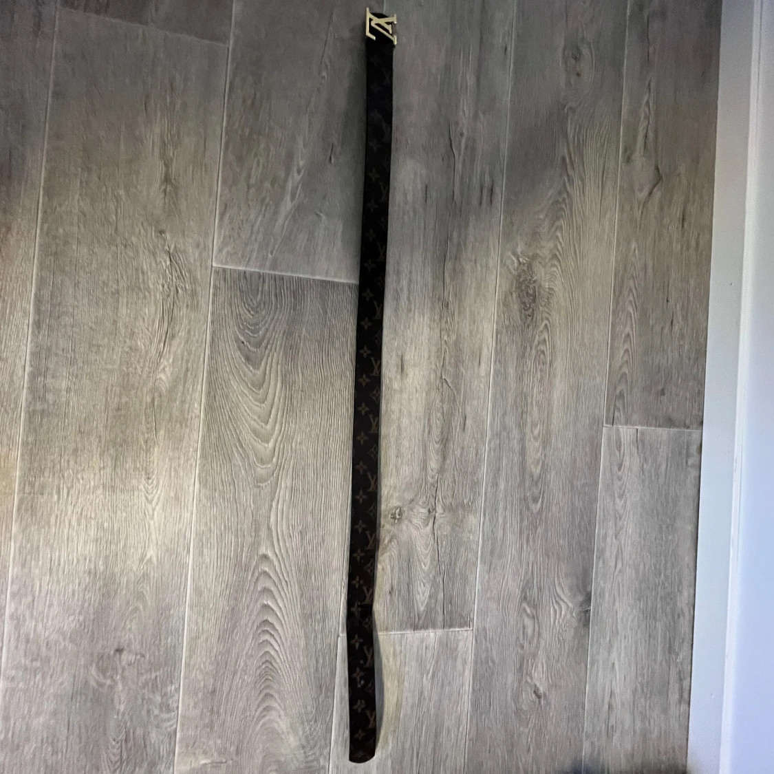 Brunt bälte med monogram och guldfärgat spänne - 2