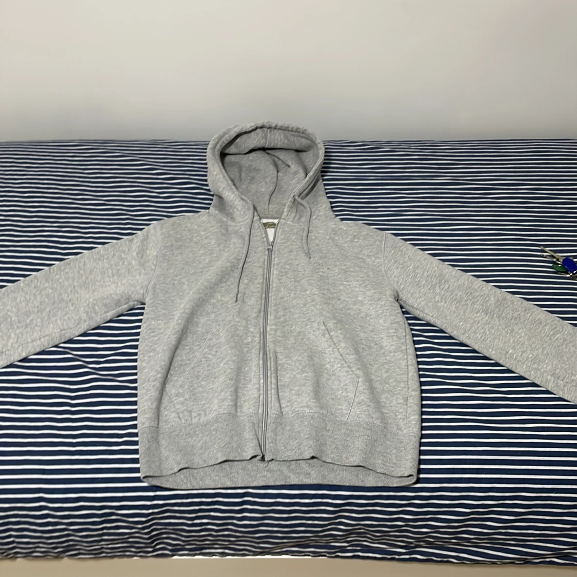 Grå hoodie med dragkedja från Sittia