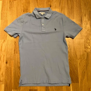 Polo Pikétröja, Storlek S - Oanvänd U.S polo pikétröja till salu. Härlig ljusblå färg perfekt till sommaren, storlek S. Bra skick inga skador/slitage. Hör av er för mer bilder eller frågor. PRIS KAN DISKUTERAS!