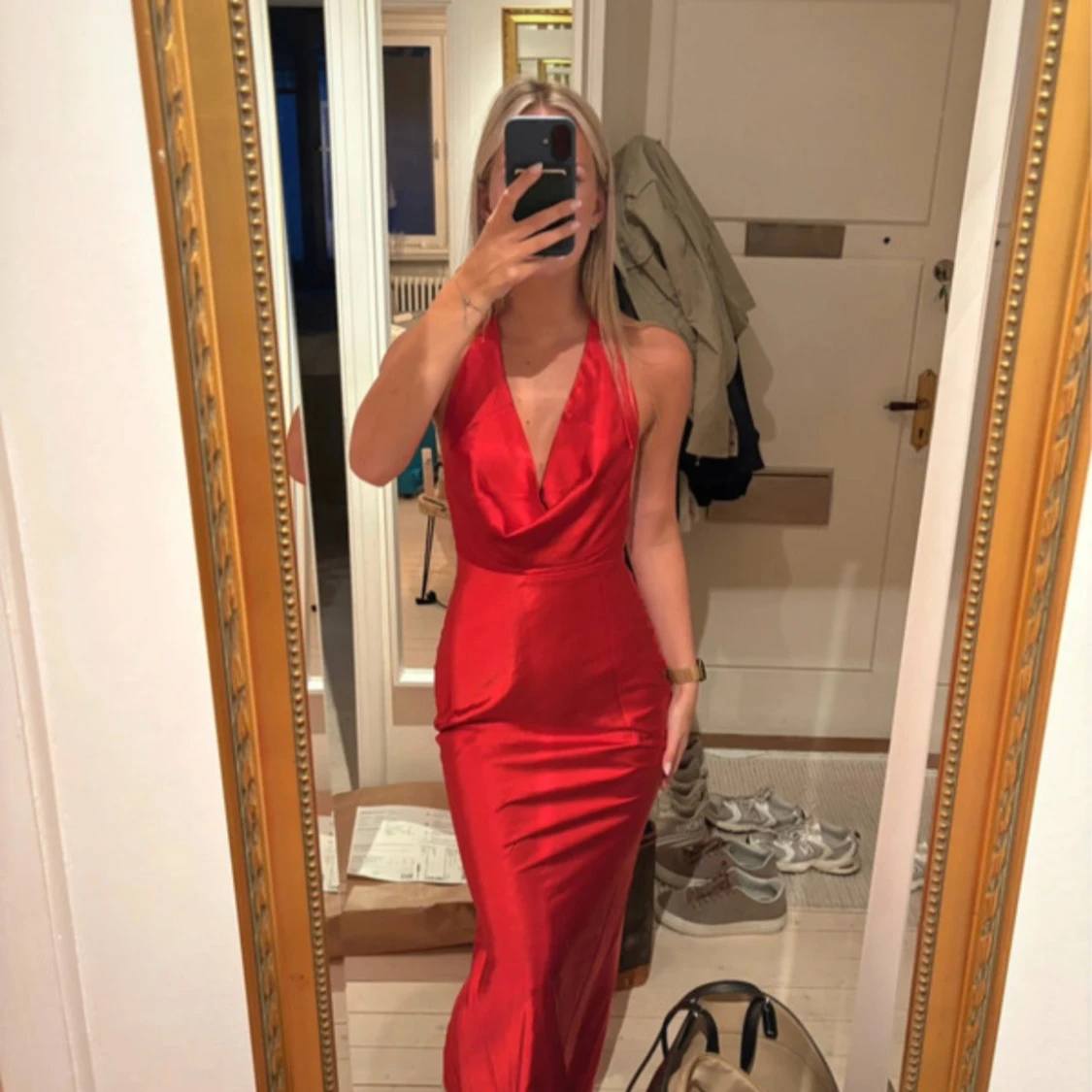 Röd långklänning med öppen rygg - 2