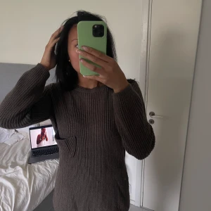 Stickad klänning - En stickad söt liten klänning, det går att klippa bort fickan! Klänningen har knappar på ryggen. Passar både s och m🥰😍