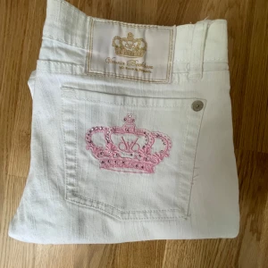 Bootcot Victoria Beckham Jeans - Säljer dessa snygga Victoria Beckham jeans jag fick av min mamma från när hon va yngre! Vet inte exakt vilken storlek då de bara står 30 i men lite små i storlek, skriv privat för mått. Knappt använda och säljer för att dom inte kommer till användning 💞