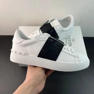 Vita sneakers från Valentino - Minimalt använda snygga vita sneakers från Valentino, passar perfekt till sommaren. Skriv vid frågor och priset går att diskuteras