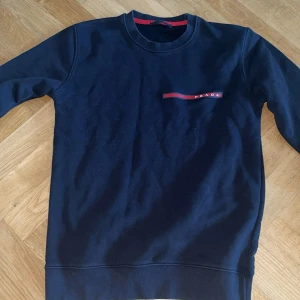 Prada tröja - Säljs pga fel storlek, den är M men den är mycket mindre än det. Så nästan S. Använd endast några fåtal gånger. 
