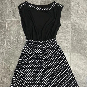 Snygg klänning från Pop England  - Står ingen storlek, men skulle uppskatta att den är i S. Längden är 88 cm, axelbredden är 42 cm.