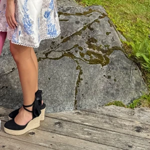 Svarta kilklackar med knytband - Snygga svarta kilklackar med knytband, använda endast 2 gånger. 