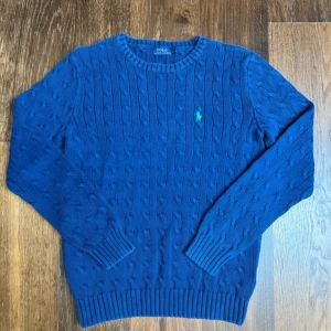 Blå Cable Knit  Polo Ralph Lauren - Ralph lauren cable knit 100% Cotton  Condition: Very good  Size/Measurements: Kids Size L,   Length: 60 cm  Width: 44 cm  Shipping: Same/Next day 
