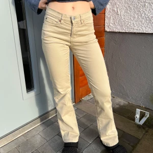 Beiga bootcut jeans - Snygga beiga manchesterbyxor med bootcut passform och hög midja. Byxorna har klassiska fickor fram och bak, samt coola sömdetaljer på bakfickorna. Kontakta vid frågor, fler bilder eller om du vill diskutera priset💗