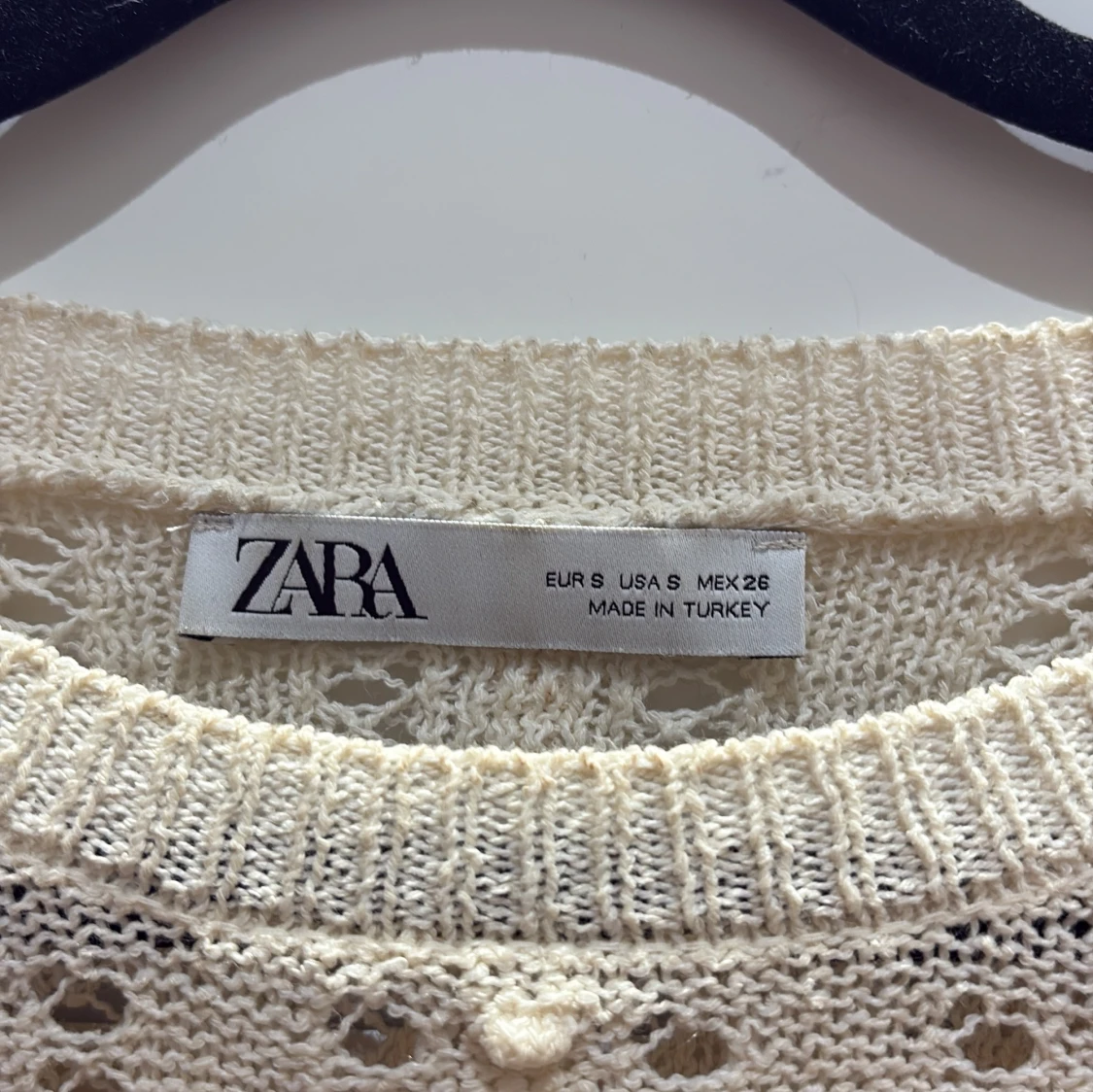 Vit stickad tröja med volang från Zara - 1