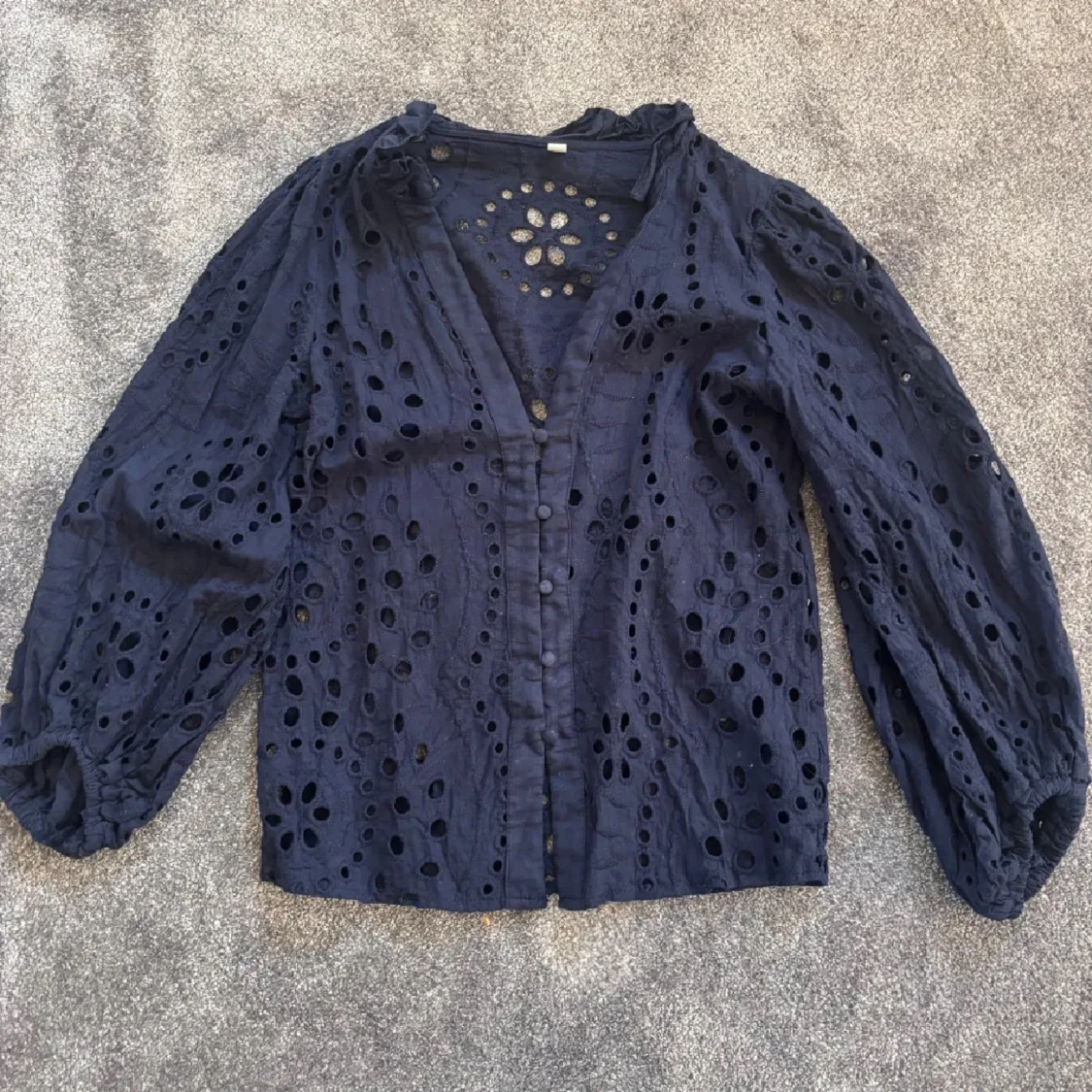 Mörkblå blus med broderade hål - 1