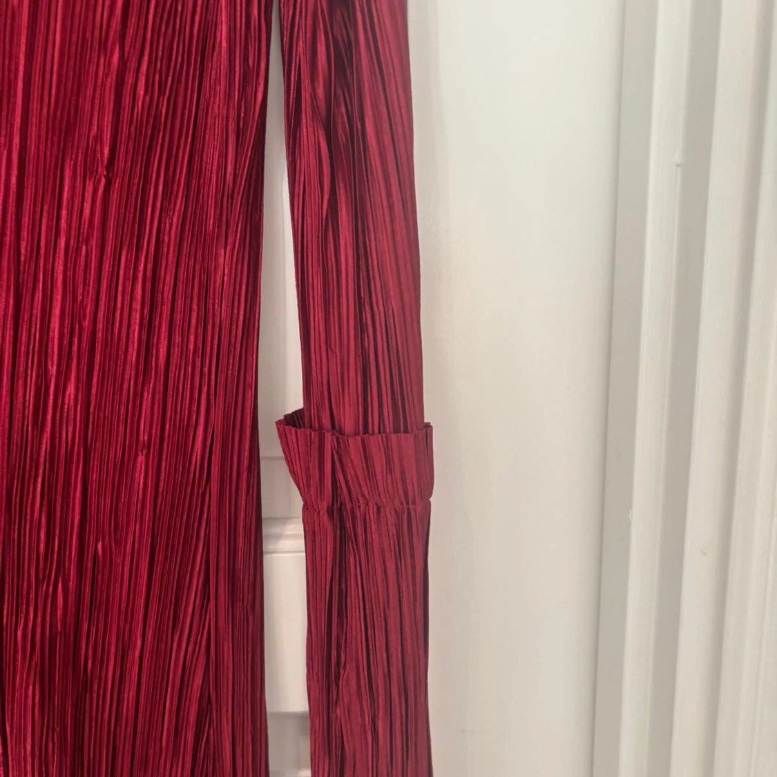 Plisserad vinröd långklänning - 2