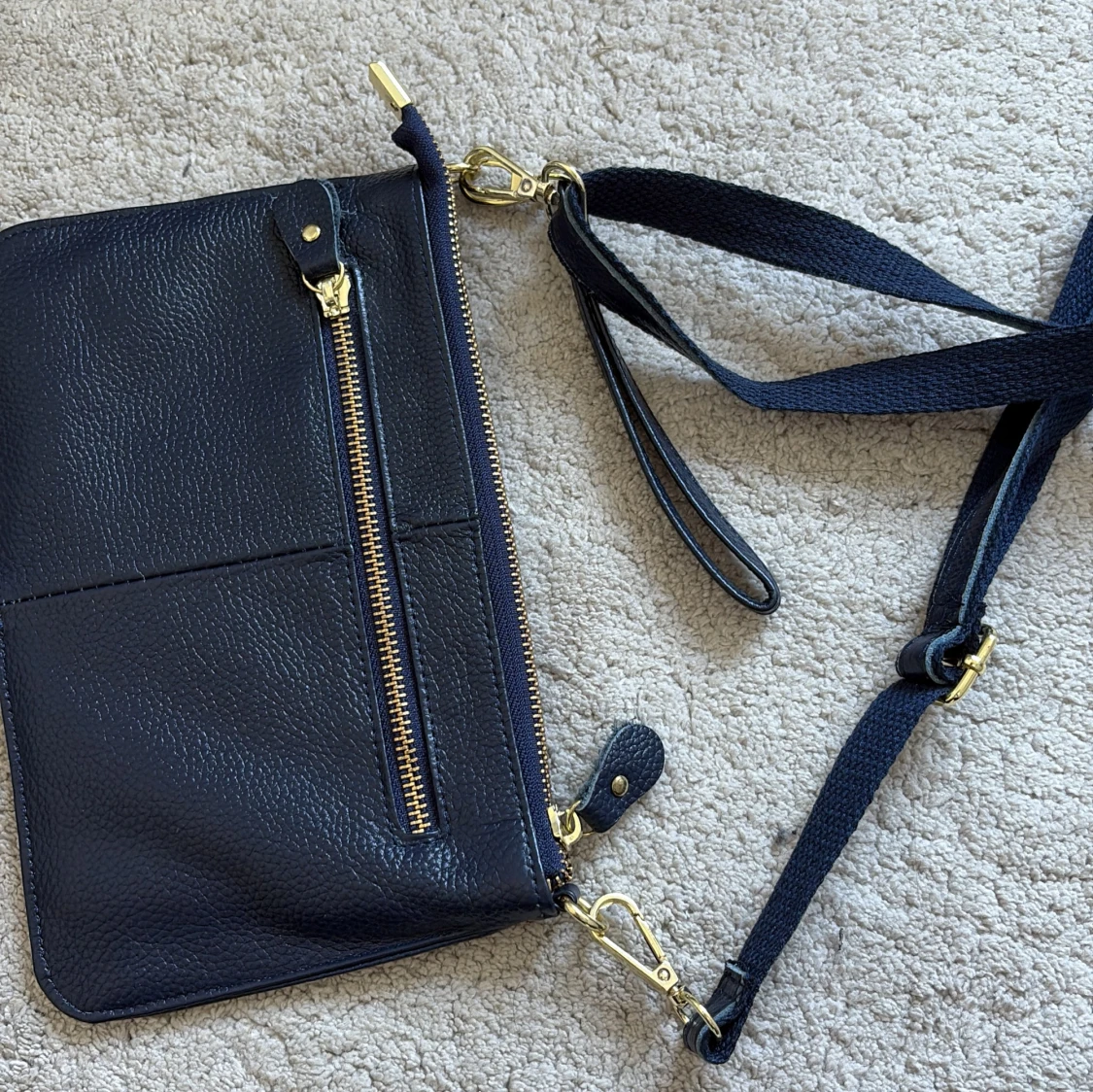 Mörkblå axelväska i skinn med guldiga detaljer - 1