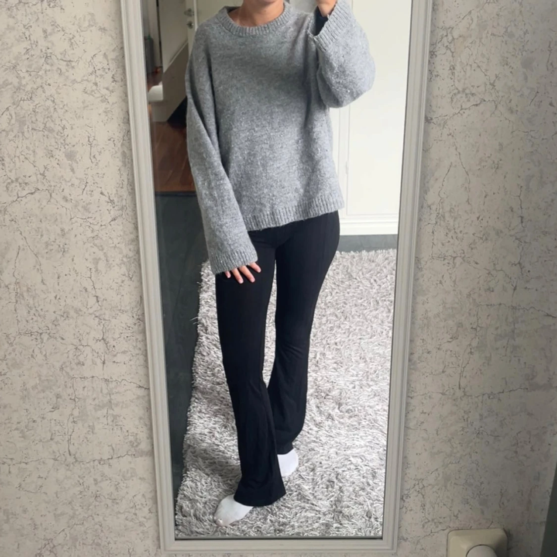 Grå stickad tröja  - 1