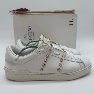 VALENTINO ROCKSTUD SNEAKERS - Valentino rockstud sneakers - Skick: 8,5/10 - Storlek 41 - Tillbehör: Dustbag - Nypris 7700kr - deluxecloset 