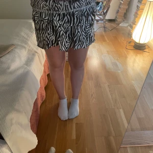 Zebramönstrad kjol - säljer den här zebra kjolen från Kappahl i strlk 146/152!! Säljer pågrund av att den inte används💕 den är använd några gånger!🥰(har vikt den vid midjan på bilden)