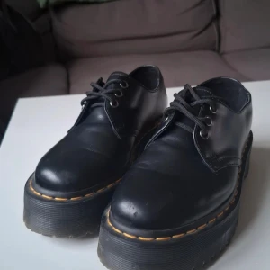 Dr. Martens 1460 - Chunky svarta platåskor i skinn med grov sula och snörning. Skorna har använts fåtal gånger. I bra skick. 💕