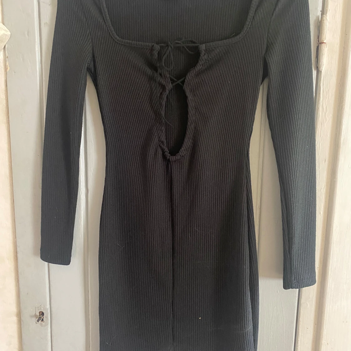 Svart ribbad kortklänning med snörning - 1