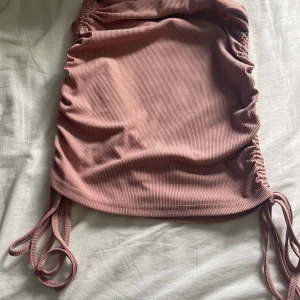 Rosa tajt kjol - Storlek xs men passar till M