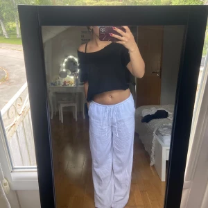 Svart croppad topp med öppen rygg - Cool svart croppad topp med kort ärm och offshoulder-look. Baksidan har en öppen design med flera horisontella utskärningar som ger en edgy vibe. Jag har gjort den själv! 