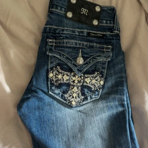 Miss Me jeans  - Ett par jätte snygga miss me jeans😻 modellen är rak men jag har klippt upp lite längst ner så nu är de som bootcut🥰 storlek 26 men passar även 24🥰man kan även göra om dem till jätte snygga jeans shorts om man vill!!!