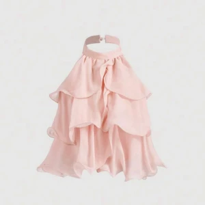 rosa volangtopp - Supersöt rosa volang topp med flera lager volanger och halterneck. Tröjan en flowy och luftig känsla, perfekt för sommarens varma dagar. Tillverkad i ett tunt, lätt material som ger en romantisk vibe och snygg rörelse.