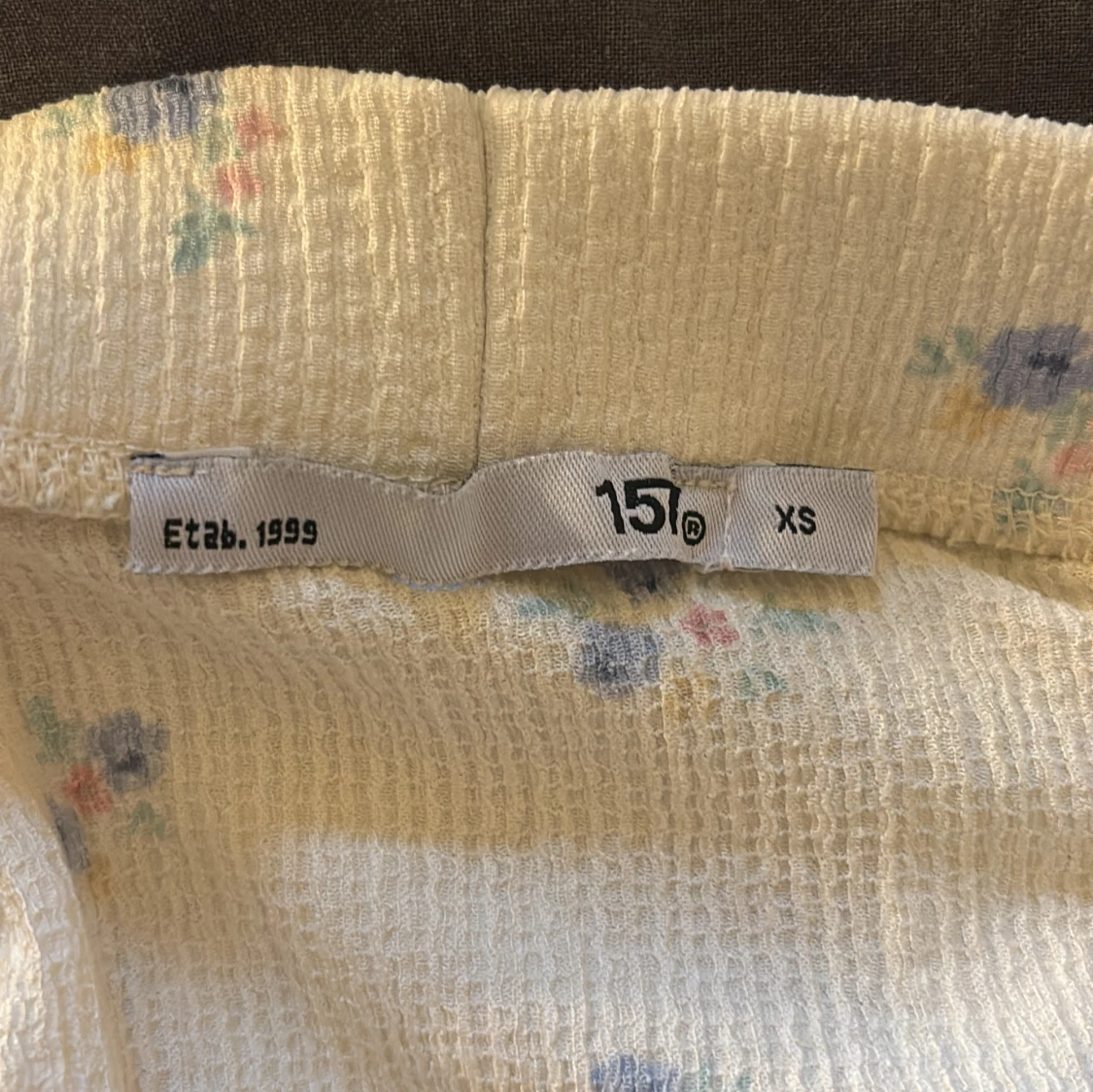 Vit blommig volangkjol från 157 - 2