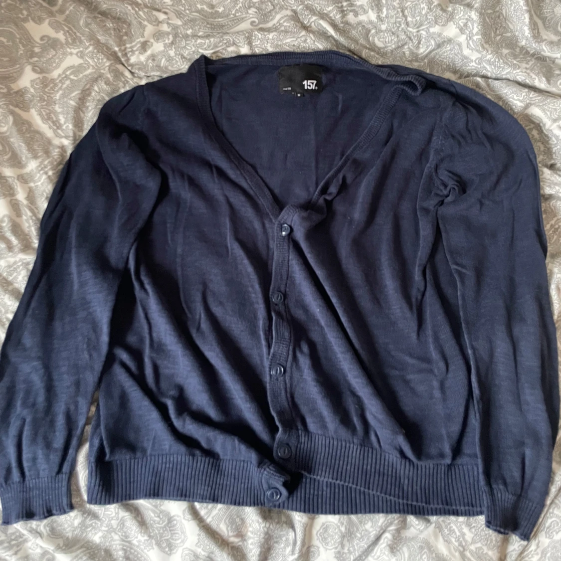 Mörkblå kofta med knappar