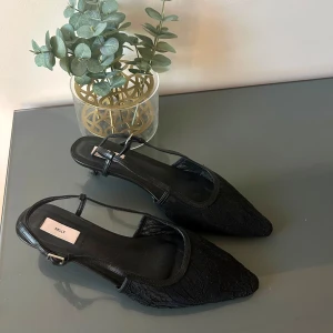 Klackskor spets - Svarta klackskor i spets från Nelly. Endast använd 1 gång. Strl 38-40. Klack 2.5cm, väldigt enkla att gå i. Nypris 500kr 