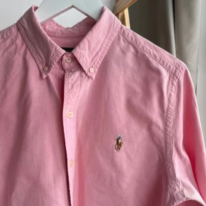 Rosa Ralph Lauren skjorta  - Sjukt snygg skjorta från Ralph Lauren i perfekt skick 🙌 skriv om du har en fråga! 👍 