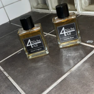 Niche4All Hazel Cognac & Vanilla Rum - Två stilrena parfymer från 4Niche All: Hazel Cognac och Vanilla Rum. Flaskorna är rektangulära i genomskinligt glas med svarta lock och etiketter. Doftnoterna är inspirerade av hasselnöt, cognac och vaniljrom. Kommer med originalkartonger.