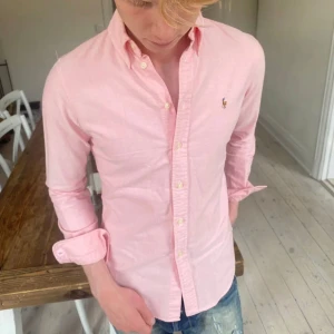 Rosa Ralph Lauren skjorta  - Sjukt snygg rosa Ralph Lauren skjorta i perfekt skick 🙌 skriv vid fråga 👍 