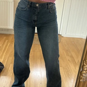 Mörkblå raka jeans från Gina Tricot - Klassiska Gina Tricot jeans i mörkblå tvätt med raka ben och hög midja. Jeansen har fem fickor, knappgylf och är tillverkade i robust bomullsdenim. Storlek 38 men passar även en 36.💖💖