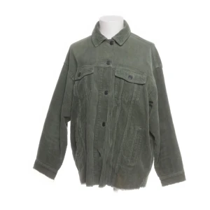 Grön manchester jacka - Oversized grön overshirt i manchester från Zara som inte kommer till användning längre. Nypris 399kr men säljer för 149kr😇skriv för fler bilder!