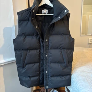 Svart dunväst från Weekday XS - Snygg svart dunväst från Weekday i storlek XS. Knappt använd.