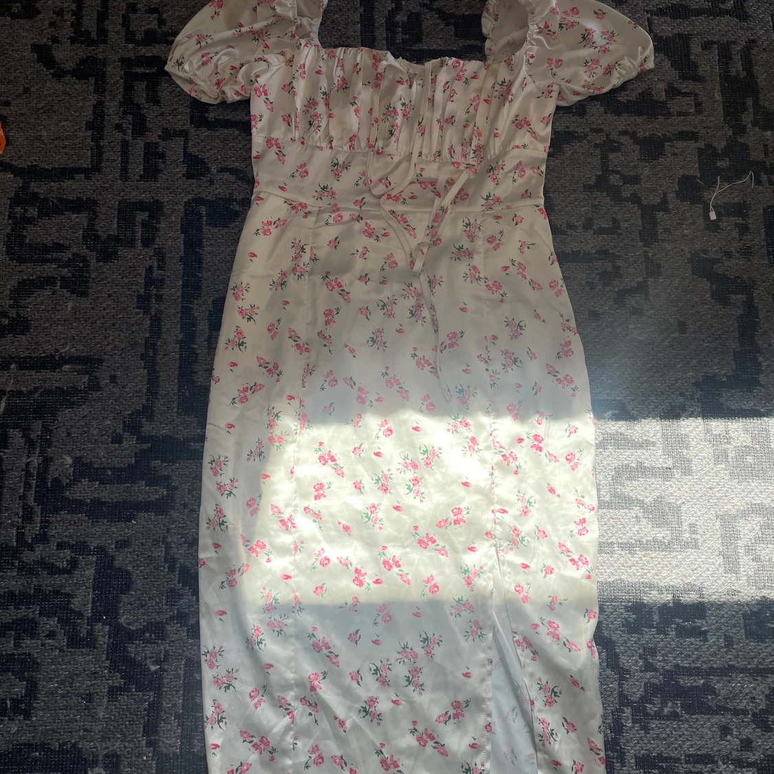 Vit blommig långklänning med puffärm