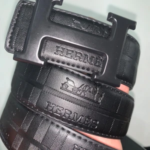 Unikt H bälte med mönster - Snyggt svart bälte från H med stort H-spänne i matt svart finish.  Använd max 5 gånger och är i perfekt skick 