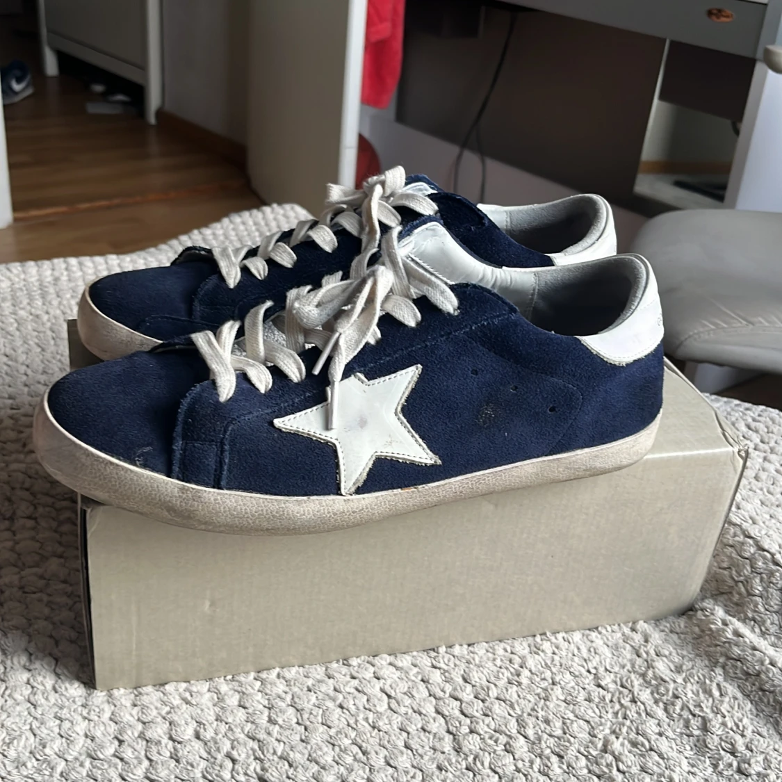 Mörkblå sneakers med vit stjärna