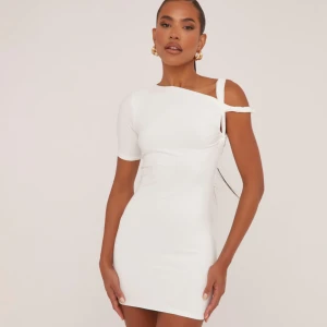 Vit  kort klänning - Vit klänning. Endast används 1 gång! Inga skador, slitningar eller så. Skriv privat för fler bilder !💓