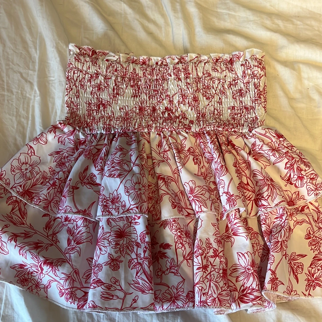 Vit och rosa blommig volangkjol - 1