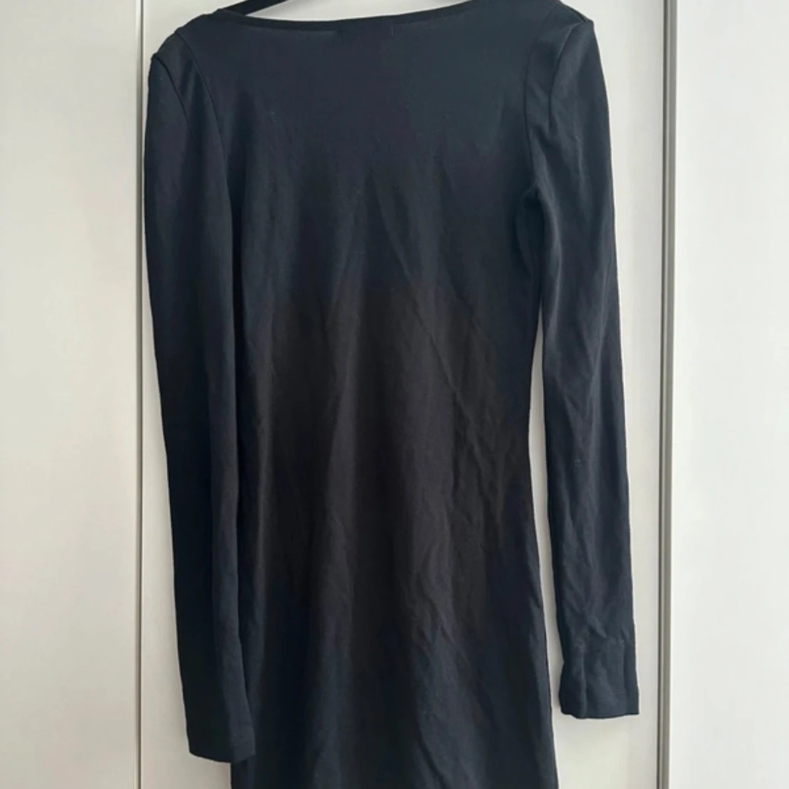 Svart långärmad klänning - 3