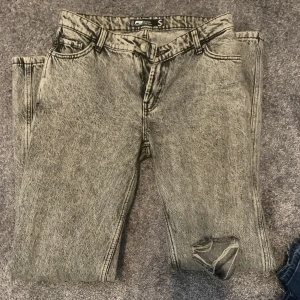 Gråa lowwaist straight jeans  - Lågmidjadd, straight snygga jeans, storlek S. Pris kan diskuteras!