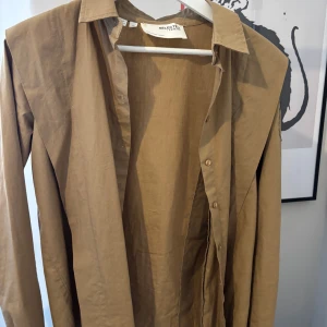 Beige skjorta från Selected Femme. Storlek 34 Oanvänd  - Stilren beige skjorta från Selected Femme.  Oanvänd och går till allt. Kostar runt 900 nypris