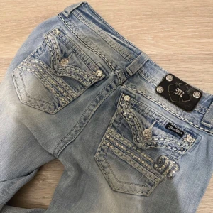 Miss Me ljusblå bootcut jeans med strass - Jätte snygga säljer då jag inte använder dem defekterna syns på bilderna skriv om ni har några frågor💕💕 storlek 28 Midjemått: 39cm  Innerbenslängden: 80cm  Midjehöjden: 19cm
