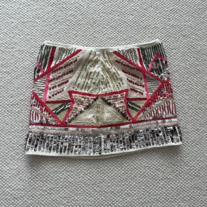 Mini kjol - Super söt mini kjol som är broderad med paljetter och pärlor🥰
