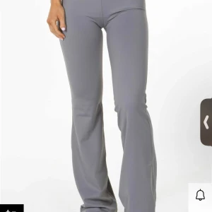 Grå bootcut leggings från Divina - Snygga grå leggings från Divina med bootcut-snitt och hög midja. De är tillverkade i ett stretchigt syntetmaterial som sitter skönt och formar sig efter kroppen. Perfekta för dig som gillar en trendig och bekväm look. Helt nya, med prislapp, kan diskutera priset❤️