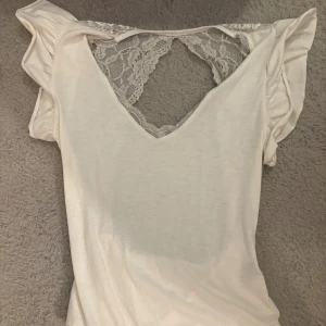 Body  - Fin body som knappt är använd öppen i ryggen med fina detaljer. Passar till mycket 
