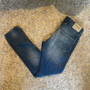 Replay Anbass jeans blå herr 30 - Säljer ett par mörkblå Replay Anbass jeans med slim straight passform och en riktigt fet wash. Nytt skick, inga anmärkningar. storlek 30 mått kan såklart skickas vid osäkerhet. Postas antigen samma dag som köp eller dagen därpå🙌💯