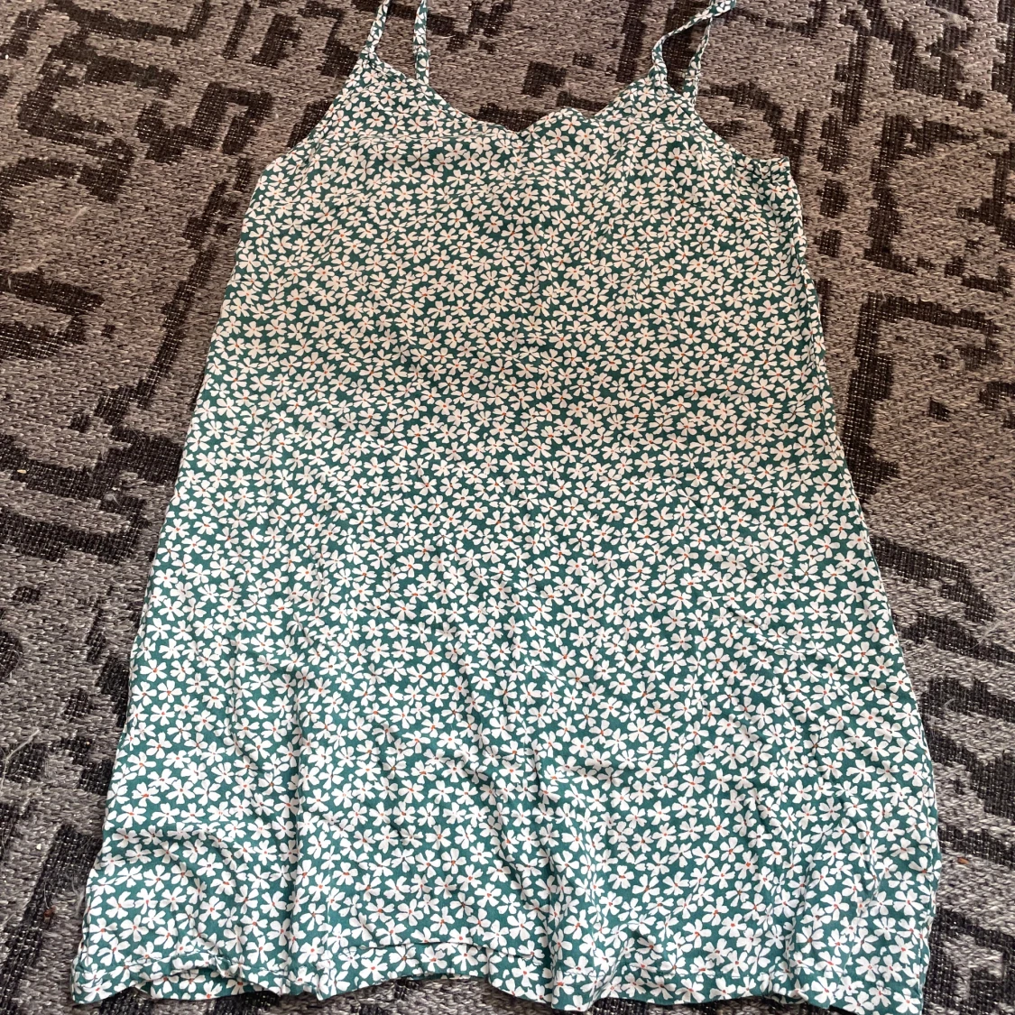 Grön blommig sommarklänning Sinsay