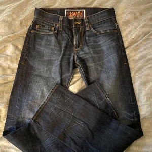 Levi’s jeans 511 - Skinny levi’s jeans, knappt använda och har inga synliga skavanker. Midja: 30 Längd: 32